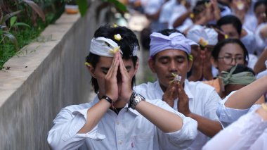 Hindular Melasti törenini gerçekleştiriyor. Melasti, Hindular tarafından Nyepi Günü kutlamalarından önce, özellikle Bali 'de yapılan bir arındırma törenidir. Jakarta, 23 Mart 2025.