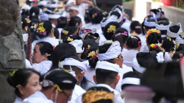 Hindular Melasti törenini gerçekleştiriyor. Melasti, Hindular tarafından Nyepi Günü kutlamalarından önce, özellikle Bali 'de yapılan bir arındırma törenidir. Jakarta, 23 Mart 2025.