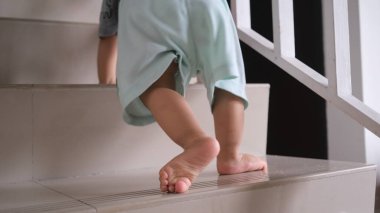 Evde bir bebek merdivenleri çıkmaya çalışıyor.. 