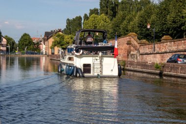 Saverne. Tourisme fluvial sur le canal de la Marne au Rhin.