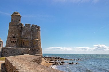 Saint-Vaast-la-Hougue. Le fort construit sur l'ile de Tatihou face a la ville Manche. Normandie