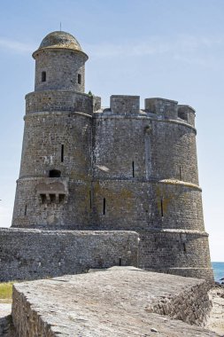 Saint-Vaast-la-Hougue. Le fort construit sur l'ile de Tatihou face a la ville Manche. Normandie