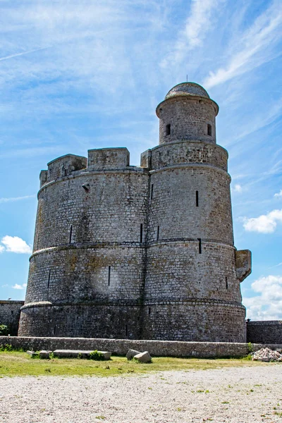 Saint-Vaast-la-Hougue. Le fort construit sur l'ile de Tatihou face a la ville Manche. Normandie