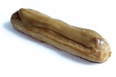 Eclair au cafe sur fond blanc