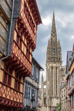 Quimper. Vue sur la cathedrale Saint-Corentin depuis une rue du quartier historique. Finistere. Bretagne 