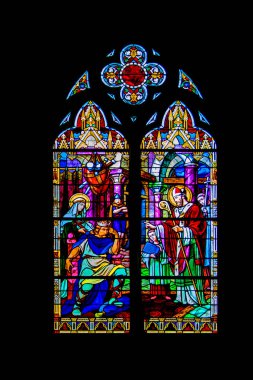 Saint-Vaast-la-Hougue 'da. Vitrail de l'eglise Saint-Vaast. Manche. Normandiya 