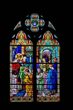 Saint-Vaast-la-Hougue 'da. Vitrail de l'eglise Saint-Vaast. Manche. Normandiya 