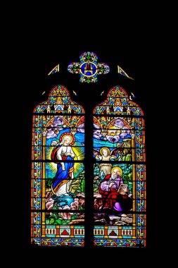 Saint-Vaast-la-Hougue 'da. Vitrail de l'eglise Saint-Vaast. Manche. Normandiya 