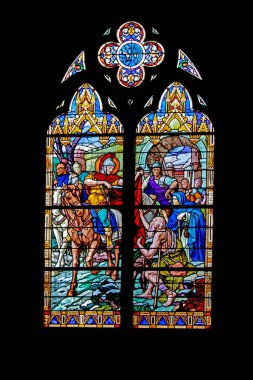 Saint-Vaast-la-Hougue 'da. Vitrail de l'eglise Saint-Vaast. Manche. Normandiya 