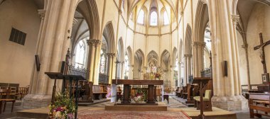 Saint-Vaast-la-Hougue 'da. Panoramique sur le choeur et autel de l'eglise Saint-Vaast Manche. Normandiya