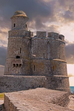 Saint-Vaast-la-Hougue 'da. Le fort, Tatihou 'nun bir la ville soous ciel manaant ile karşı karşıya olduğu kesin. Manche. Normandiya
