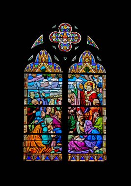 Saint-Vaast-la-Hougue 'da. Vitrail de l'eglise Saint-Vaast. Manche. Normandiya 