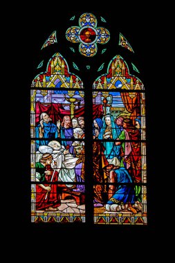 Saint-Vaast-la-Hougue 'da. Vitrail de l'eglise Saint-Vaast. Manche. Normandiya 