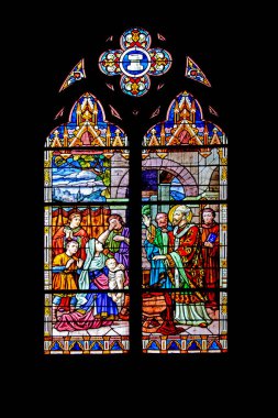 Saint-Vaast-la-Hougue 'da. Vitrail de l'eglise Saint-Vaast. Manche. Normandiya 