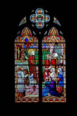 Saint-Vaast-la-Hougue 'da. Vitrail de l'eglise Saint-Vaast. Manche. Normandiya 