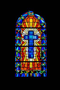 Saint-Vaast-la-Hougue 'da. Vitrail de l'eglise Saint-Vaast. Manche. Normandiya 