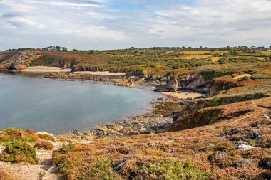 Cote rocheuse a la Pointe de Dinan sur la presqu'ile de Crozon. Finistere. Bretagne 