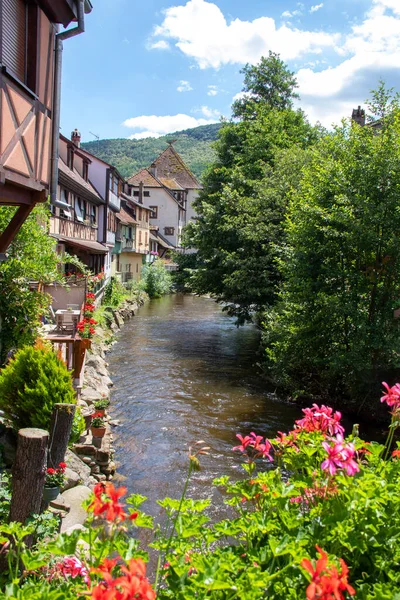 Kaysersberg. Maisons au bord de la Weiss, Haut Rhin, Alsace. Grand Est 