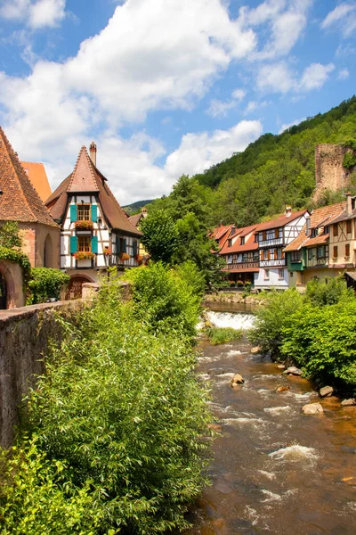 Maisons au bord de la Weiss  Kaysersberg, Haut-Rhin, Alsace. Grand Est