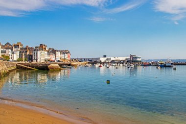 Douarnenez. Le port du Rosmeur  mare basse le matin, Finistere, Bretagne