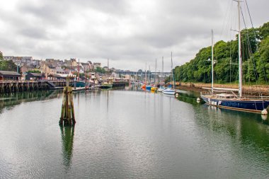 Douarnenez. Vue sur la darse et les quais de Port Rhu. Finistere. Bretagne