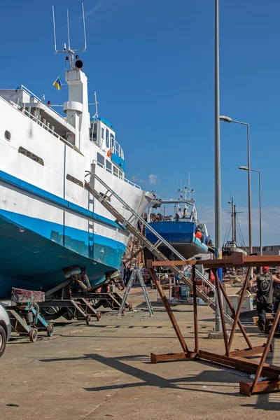 Stock image Chalutier au chantier naval