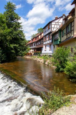 Kaysersberg. Maisons au bord de la Weiss, Haut Rhin, Alsace. Grand Est 