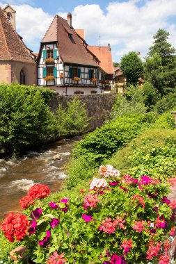 Kaysersberg. Maisons au bord de la Weiss, Haut Rhin, Alsace. Grand Est 