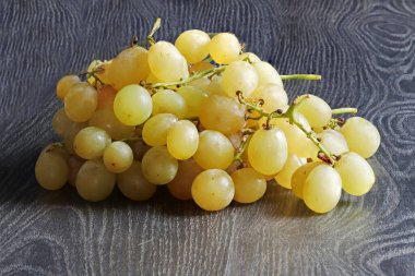 Arka planda beyaz üzümler var.