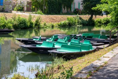 Coulon. Svre Niortaise 'e tekneler iniyor. Poitou-Charentes. Deux-Svres 