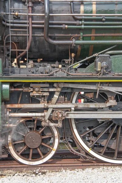 旧蒸汽机车上的轮和齿轮 — 图库照片