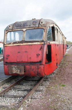 Önden görünen eski tren vagonu.
