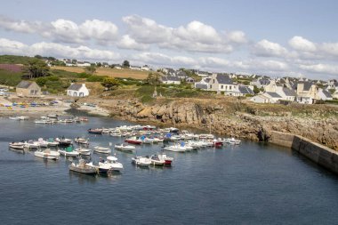 Audierne Körfezi 'ndeki Pors-Poulhan, Finistre, Brittany' deki küçük balıkçı limanı..