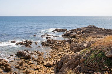 Plouhinec. Audierne Körfezi 'ndeki Rocky Sahili, Finistre. Britanya.