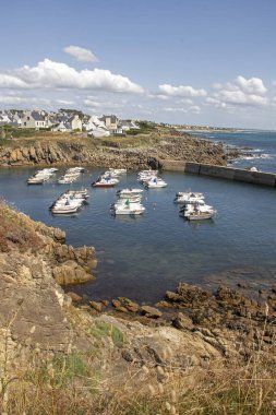 Audierne Körfezi 'ndeki Pors-Poulhan, Finistre, Brittany' deki küçük balıkçı limanı..