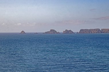 Crozon yarımadasındaki Pointe de Dinan 'dan Pointe de Pen-Hir' deki bezelye yığınlarının panoramik görüntüsü. Finistre. Britanya.
