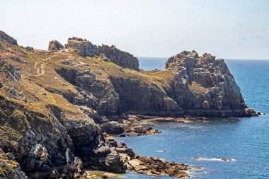 Crozon yarımadasındaki Pointe de Dinan 'daki Rocky sahili. Finistre. Britanya.