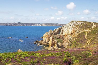 Crozon yarımadasındaki Pointe de Dinan 'daki Rocky sahili. Finistre. Britanya.