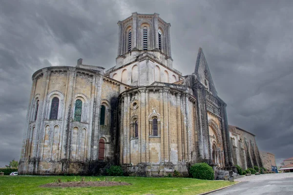 Vouvant的Notre Dame Assomption教堂在阴天之下 — 图库照片