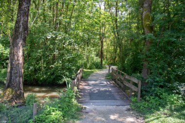 Marais Poitevin Bölgesel Parkı, Sainte-Hilaire-la-Palud 'daki Venise Verte bataklığında toprak pist ve köprü. Vende