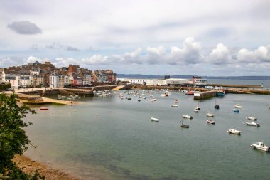 Douarnenez. Rosmeur limanının manzarası alçak gelgit ve bulutlu arka planda. Finistre. Britanya.