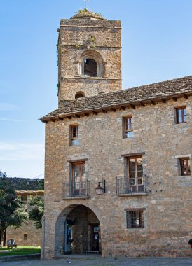 Santa Maria d 'Ansa kolej kilisesi 11. ve 12. yüzyıllar arasında inşa edildi.