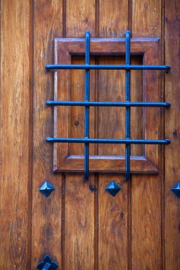 Ön kapıda koruyucu ızgara var.