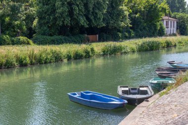 Coulon. Svre niortaise nehrine demir atmış.