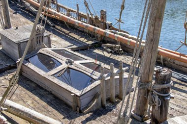 Eski bir trol teknesinin enkazı.