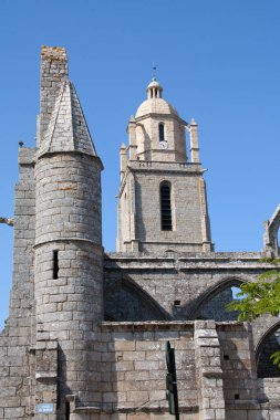 15. yüzyılda inşa edilen Saint-Gunol kilisesi ve Batz sur mer 'deki Notre-Dame du Mrier kilisesinin kalıntıları.