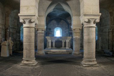 Vouvant 'taki Notre-Dame-de-l' Assomption kilisesinin mahzeni. İlk olarak 11. yüzyılda inşa edilmiş ve 12. yüzyılda değiştirilmiş..