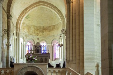 Vouvant 'taki Notre-Dame-de-l' Assomption kilisesinden, 1016 ile 1019 yılları arasında Roma tarzında inşa edilmiş..