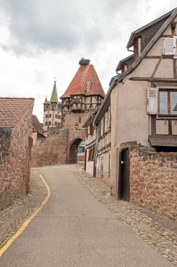 Cadde, Chtenois cadı kulesine çıkıyor. 15. yüzyılda gökyüzünün altında inşa edilmiş.
