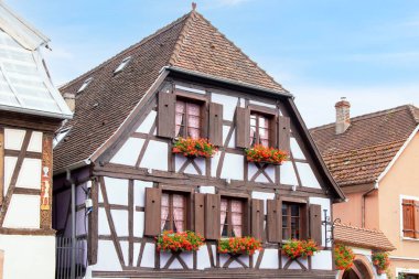 Chtenois şehir merkezinde 18. yüzyıldan kalma yarı ağaçlı evler.